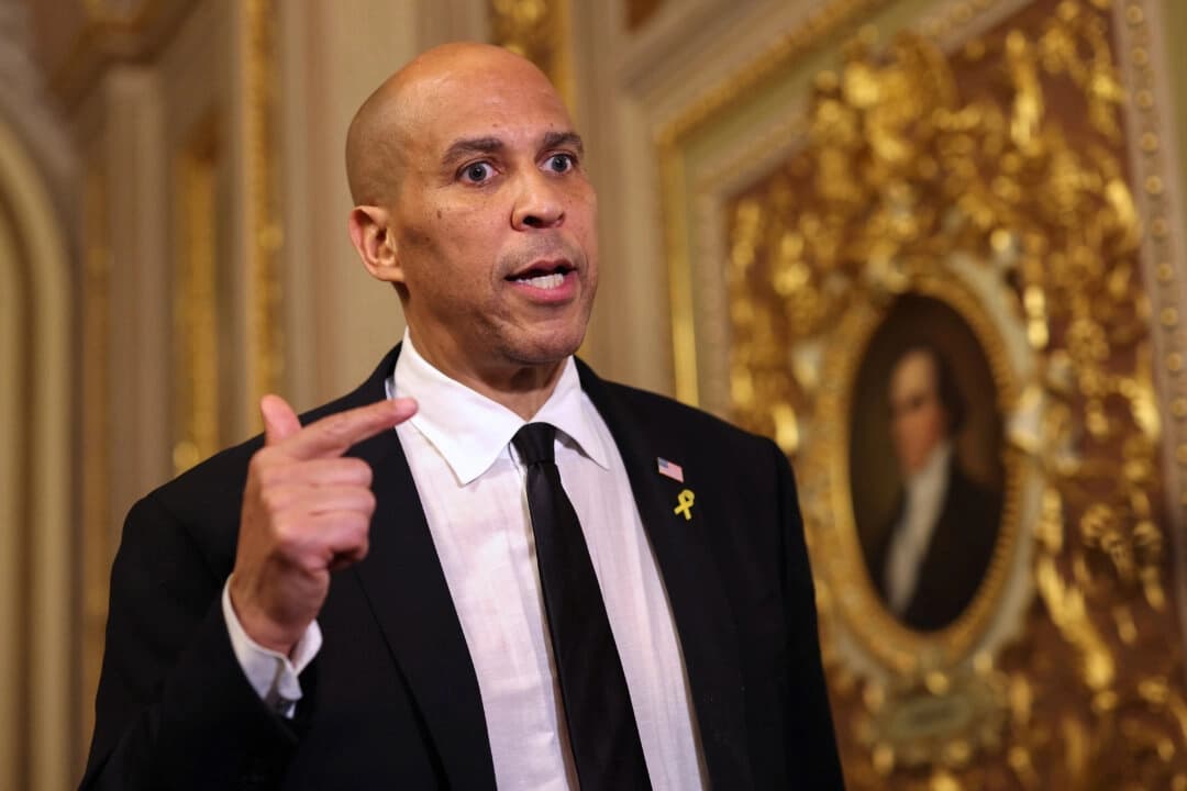 Cómo Cory Booker rompió el récord de filibusterismo en el Senado