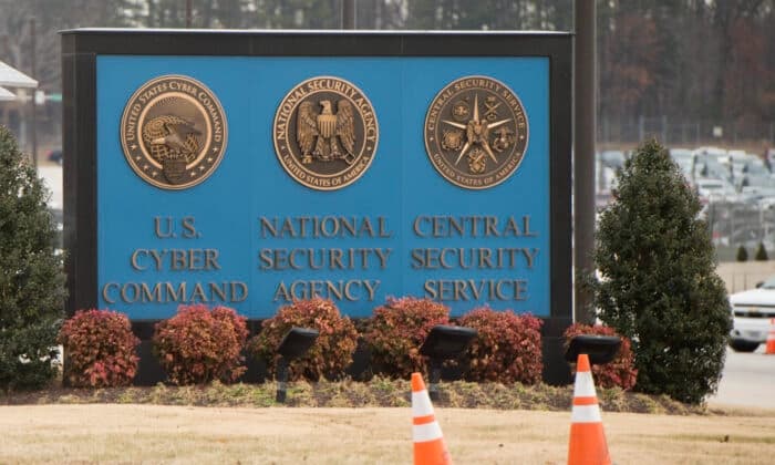 Un letrero de la Agencia de Seguridad Nacional (NSA), el Mando Cibernético de EE. UU. y el Servicio Central de Seguridad, cerca de la entrada de visitantes a la sede de la NSA en Fort Meade, Maryland, el 14 de febrero de 2018. (Saul Loeb/AFP a través de Getty Images)