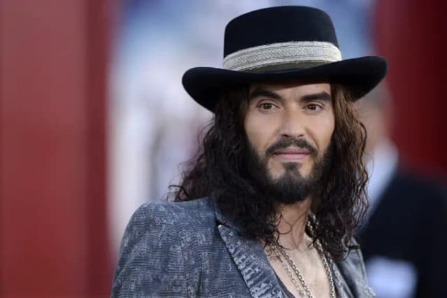 Acusan a actor británico Russell Brand de violación y agresión sexual