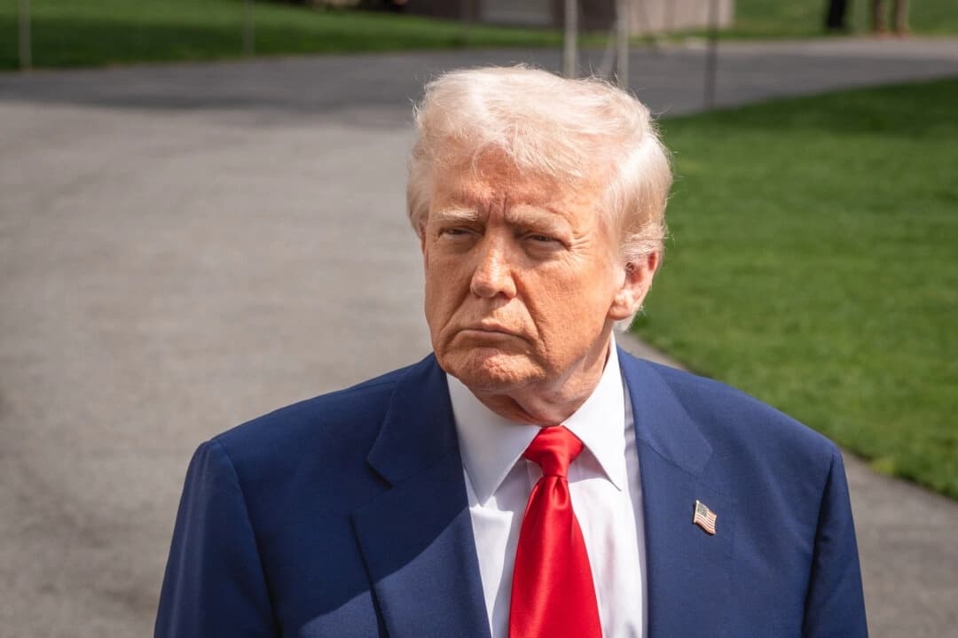El presidente Donald Trump habla con los periodistas al salir de la Casa Blanca en Washington el 3 de abril de 2025. (Madalina Vasiliu/The Epoch Times)
