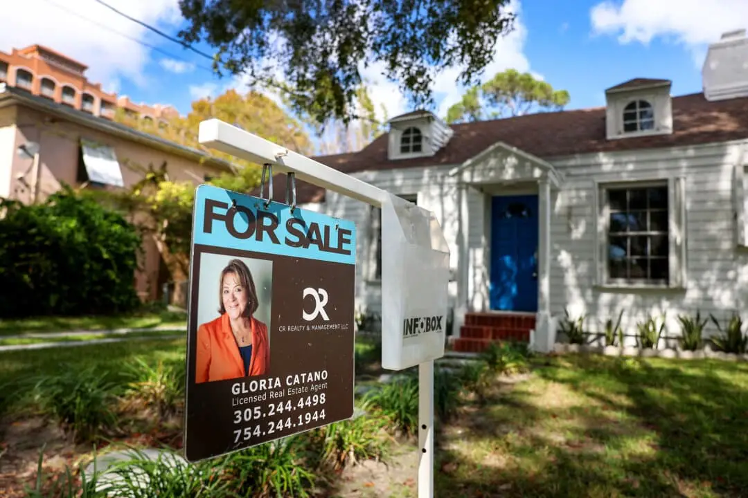 Un cartel de "Se vende" colocado frente a una casa en Miami, Florida, el 22 de febrero de 2023. (Joe Raedle/Getty Images)