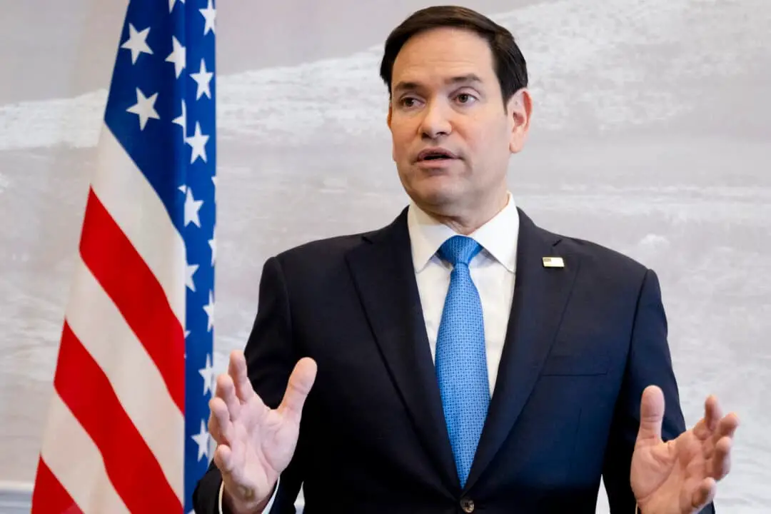 El secretario de Estado de EE. UU., Marco Rubio, habla con los medios de comunicación en Shannon, Irlanda, el 12 de marzo de 2025. (Saul Loeb/AFP Getty Images)