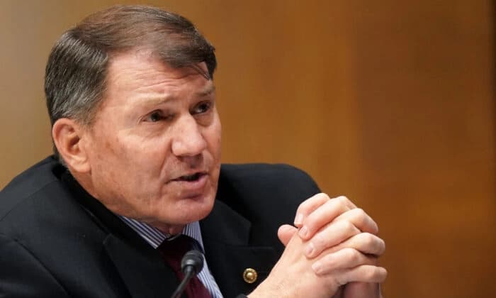 El senador Mike Rounds (R-S.D.) habla en Washington el 27 de enero de 2021. (Leigh Vogel/AFP a través de Getty Images).