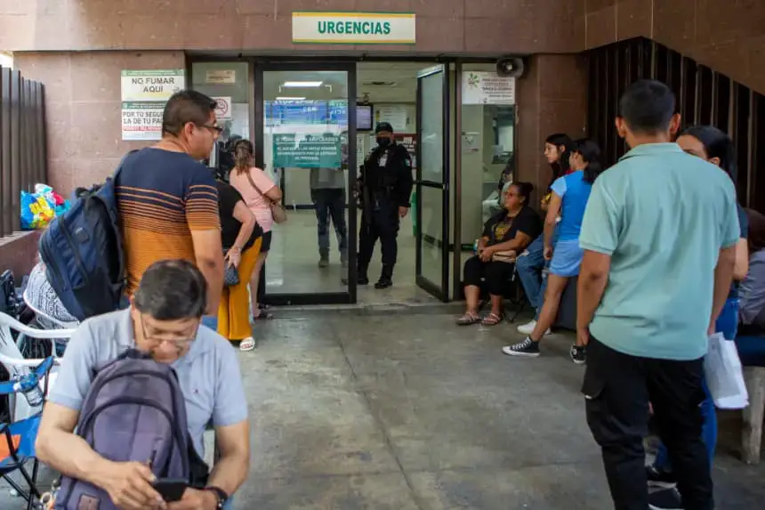Un policía vigila la entrada de la sala de urgencias de un hospital en México, en una imagen de archivo. (Julio Cesar Aguilar/AFP vía Getty Images)