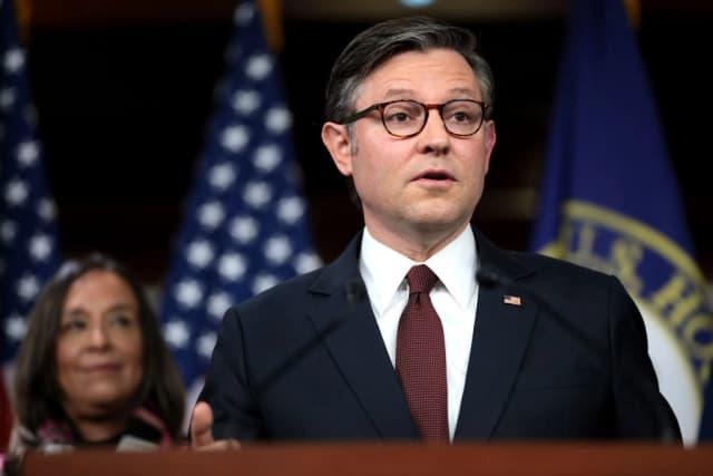El presidente de la Cámara de Representantes, Mike Johnson (republicano por Luisiana), habla en una conferencia de prensa en el Capitolio de Estados Unidos en Washington, el 5 de febrero de 2025. (Win McNamee/Getty Images)