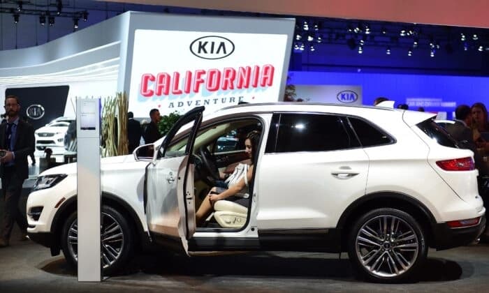 Newsom promulga ley para permitir a fabricantes de automóviles no aplicar los cambios a la "Ley limón"