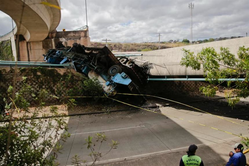Fotografía que muestra una máquina recicladora de asfalto tras el colapso de una parte de un puente aéreo el 5 de abril de 2025, en de Tegucigalpa (Honduras). EFE/ Gustavo Amador