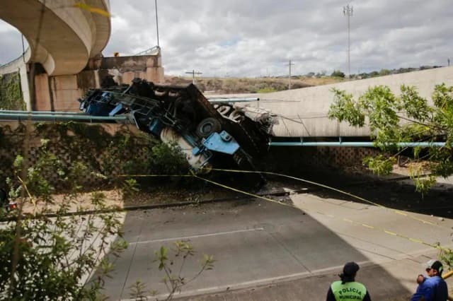 Colapso de parte de un puente en Honduras deja herido a un chofer