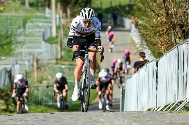 Dos ciclistas fallecen durante la carrera de aficionados del Tour de Flandes