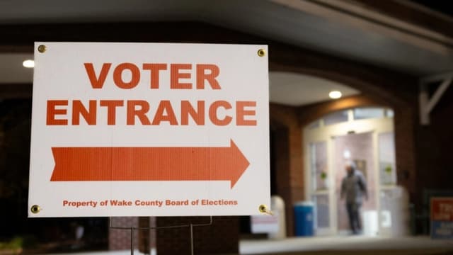 Corte de Carolina del Norte dictamina que miles de boletas impugnadas deben ser verificadas