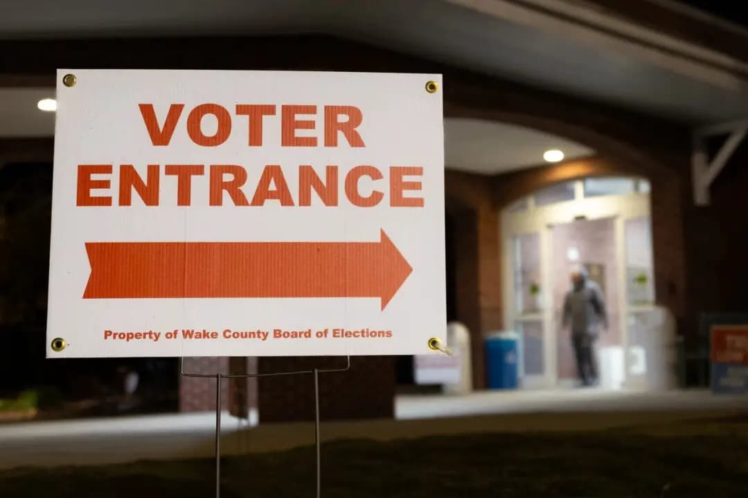 Un cartel dirige a los votantes en Wake County, Carolina del Norte, el 17 de octubre de 2024. (John Fredricks/The Epoch Times)
