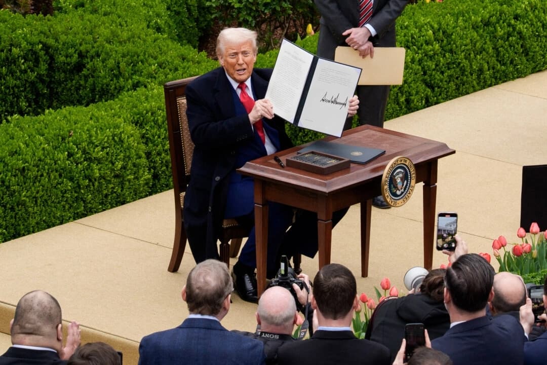 El presidente Donald Trump firma una orden ejecutiva que impone aranceles a los productos importados durante un evento de anuncio comercial «Make America Wealthy Again» en el Jardín de las Rosas de la Casa Blanca en Washington el 2 de abril de 2025. (Andrew Harnik/Getty Images)