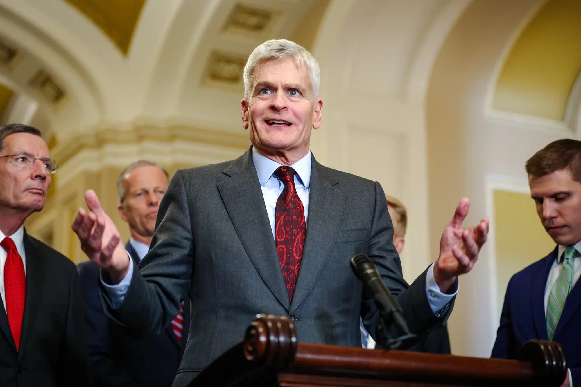 El senador Bill Cassidy (R-La.) habla con la prensa tras el almuerzo semanal de política republicana del Senado en el Capitolio el 11 de marzo de 2025. Kayla Bartkowski/Getty Images