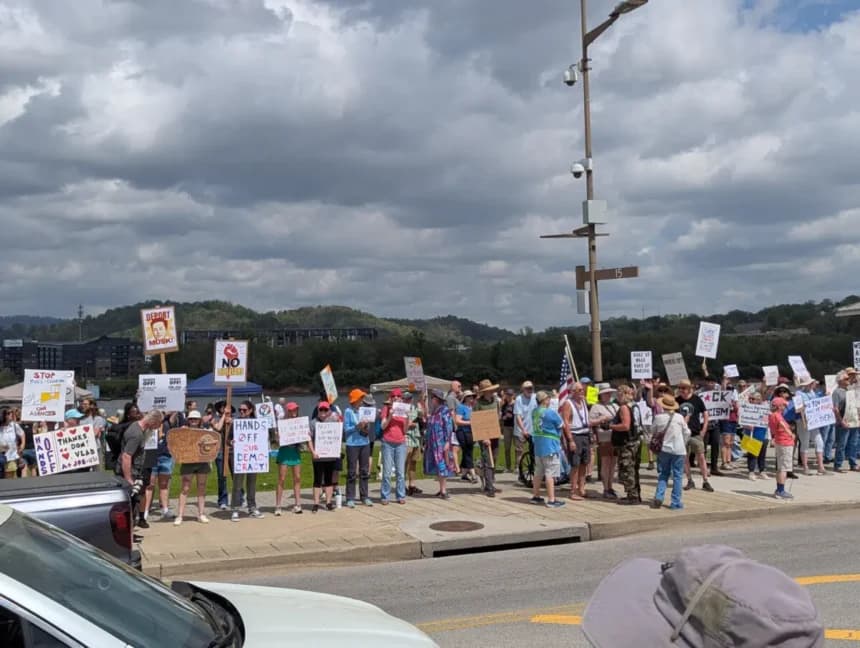 Personas participan en una protesta contra el presidente Donald Trump y Elon Musk en Chattanooga, Tennessee, el 5 de abril de 2025. (Ryan Morgan/The Epoch Times)