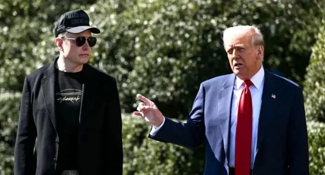 El presidente Donald Trump y el director ejecutivo de Tesla, Elon Musk, hablan con la prensa junto a un vehículo Tesla en el pórtico sur de la Casa Blanca, el 11 de marzo de 2025. (Mandel Ngan/AFP vía Getty Images)