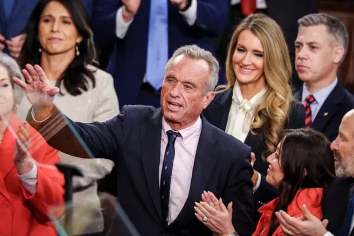 El secretario de Salud y Servicios Humanos, Robert F. Kennedy Jr., es reconocido mientras el presidente Donald Trump se dirige a una sesión conjunta del Congreso en el Capitolio de Estados Unidos, el 4 de marzo de 2025. (Kayla Bartkowski/Getty Images)