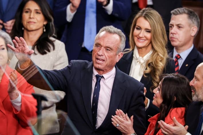 RFK Jr. busca prohibir los colorantes artificiales en alimentos mientras algunos estados se le unen