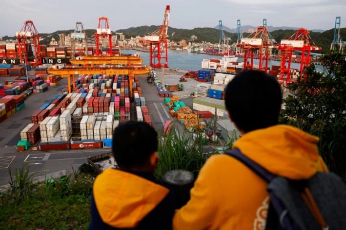 Niños observan el área desde un mirador sobre grúas y contenedores en el puerto de Keelung, Taiwán, el 3 de abril de 2025. (Ann Wang/Foto de archivo/Reuters)