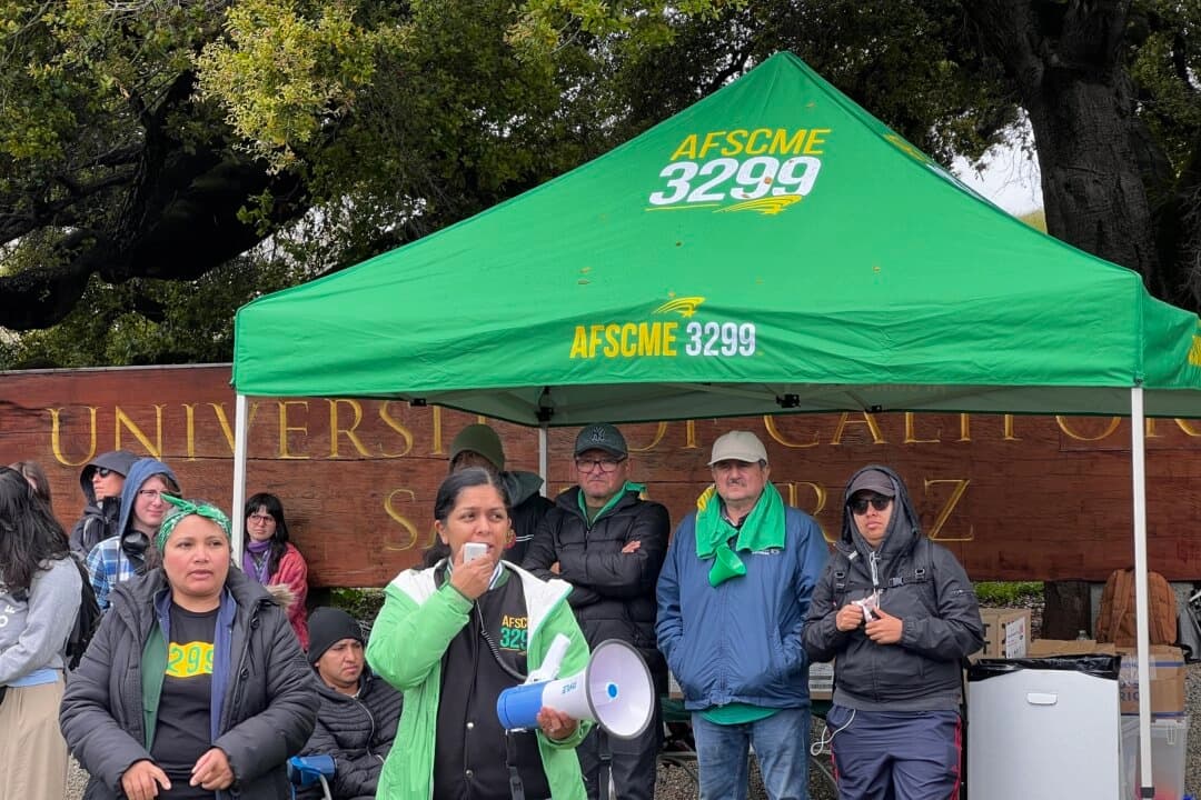 Un miembro del sindicato se dirige a la multitud durante una huelga frente a la entrada de la UC Santa Cruz el 1 de abril de 2025. (Conner Lee/The Epoch Times)