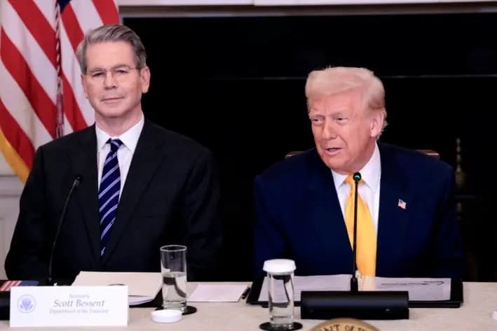 El presidente Donald Trump (der.) habla junto al secretario del Tesoro, Scott Bessent, en la Cumbre de Activos Digitales de la Casa Blanca, en Washington, el 7 de marzo de 2025. (Anna Moneymaker/Getty Images)