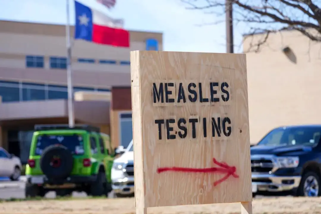 Un cartel en el exterior del distrito hospitalario de Seminole que ofrece pruebas del sarampión, en Seminole, Texas, el 21 de febrero de 2025. (Julio Cortez/AP Photo)
