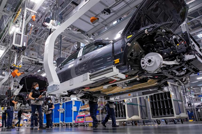 Fotografía de archivo del 5 de septiembre de 2021 de trabajadores en una planta de ensamblaje de vehículos en San Luis Potosí (México). EFE/ Carlos Ramírez