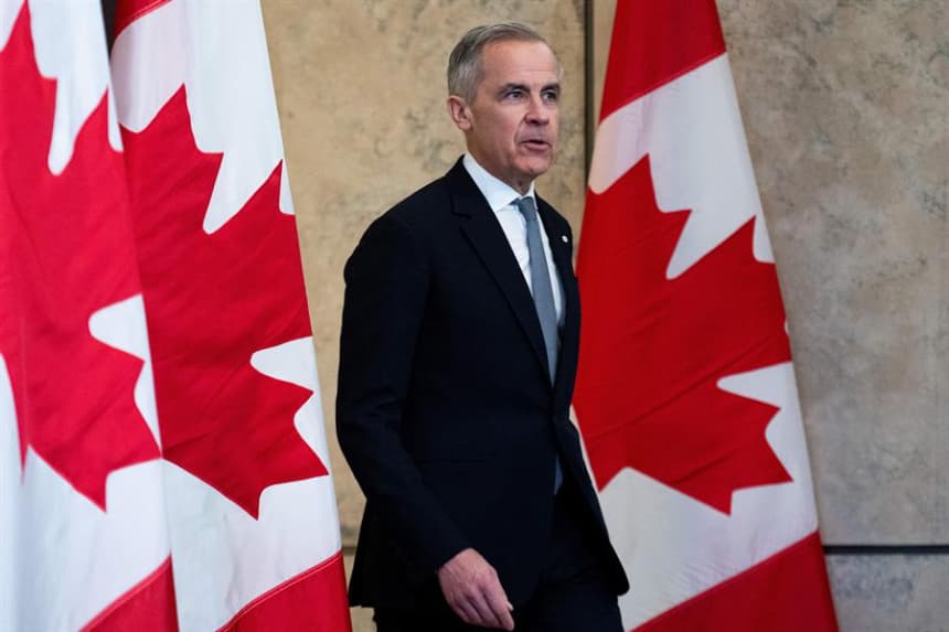 Fotografía de archivo del 27 de marzo de 2025 que muestra al primer ministro canadiense, Mark Carney, llegando a una conferencia de prensa sobre los aranceles propuestos por Estados Unidos en Parliament Hill, Ottawa (Canadá). EFE/Spencer Colby