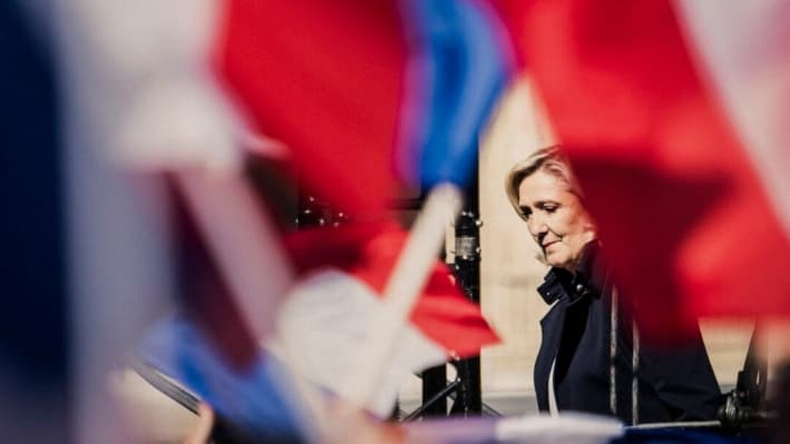 Marine Le Pen, presidenta del grupo parlamentario Agrupación Nacional, llega al escenario durante una reunión de la Agrupación Nacional en París, el 6 de abril de 2025. (Bastien Ohie/Hans Lucas/AFP vía Getty Images)