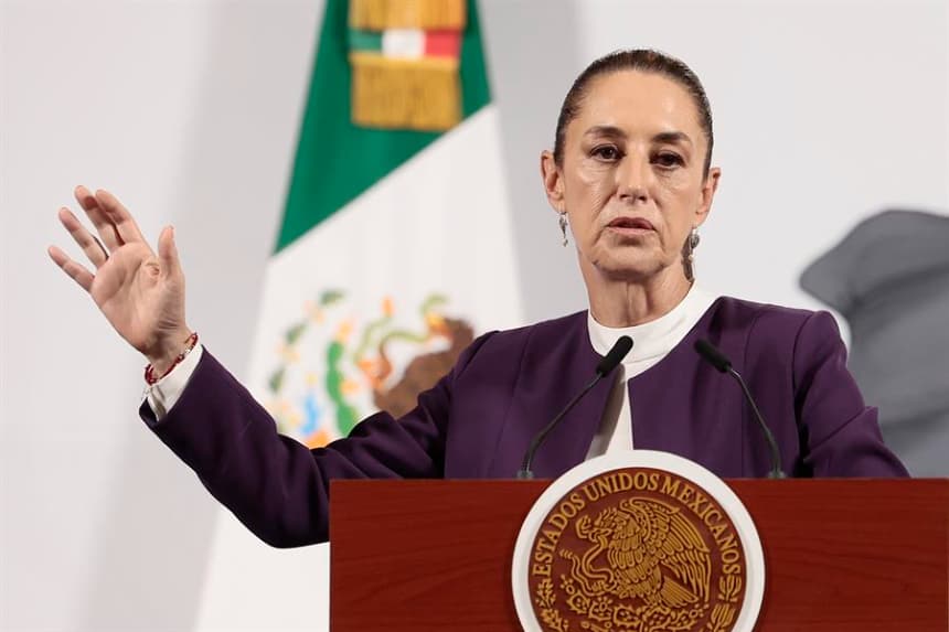 La presidenta de México Claudia Sheinbaum, participa el 7 de abril de 2025 durante una rueda de prensa en Palacio Nacional de la Ciudad de México (México). EFE/José Méndez