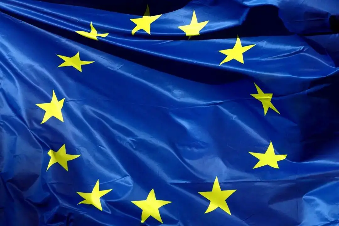 Una bandera de la Unión Europea ondea frente a la sede de la Comisión de la UE, en Bruselas, Bélgica, el 1 de febrero de 2023. (Reuters/Yves Herman/Archivo fotográfico)
