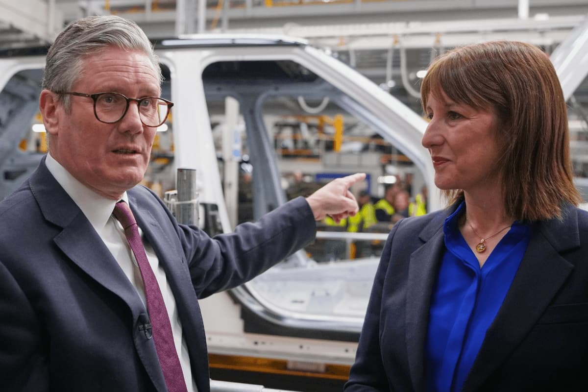 El primer ministro, Sir Keir Starmer, y la ministra de Hacienda, Rachel Reeves, durante una visita a Jaguar Land Rover en Birmingham, Inglaterra, el 7 de abril de 2025. (Kirsty Wigglesworth/PA Wire)