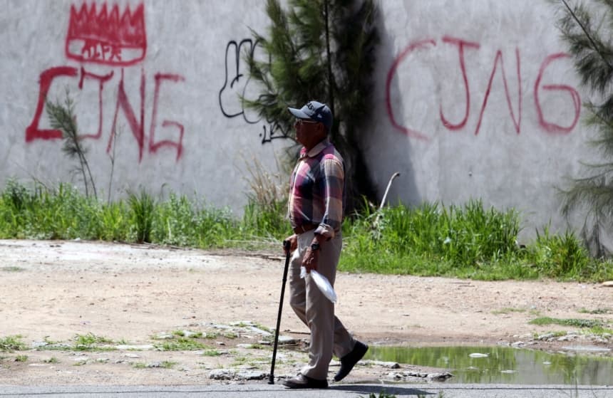 Las iniciales del cártel de la droga "Jalisco Nueva Generación" (CJNG) se ven en un grafiti en un muro en Lagos de Moreno, Jalisco, México, el 29 de agosto de 2023. (ULISES RUIZ/AFP via Getty Images)