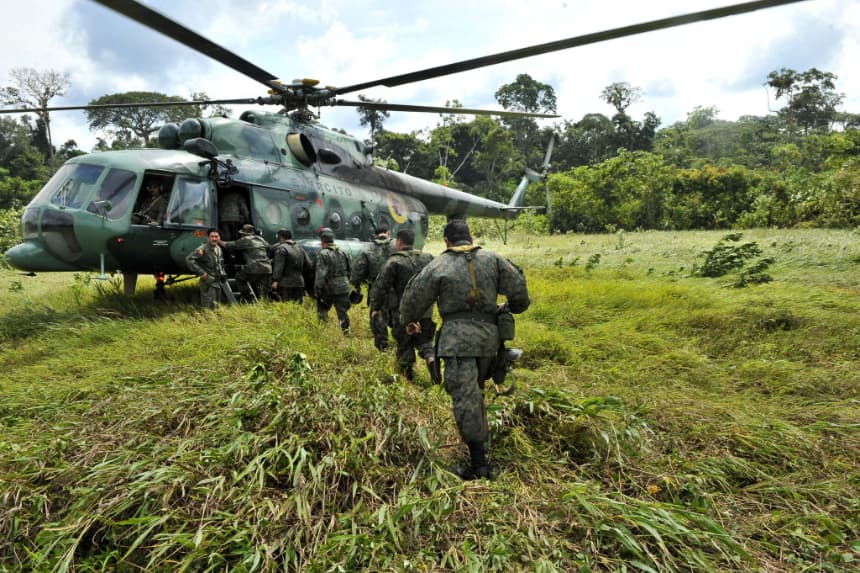 Miembros de la Fuerza Élite del Ejército de Ecuador se preparan para el despegue después de patrullar la frontera con Colombia en el sector de Yanamaru, en la provincia amazónica ecuatoriana de Sucumbíos, el 31 de enero de 2009. (Rodrigo Buendia/AFP vía Getty Images)