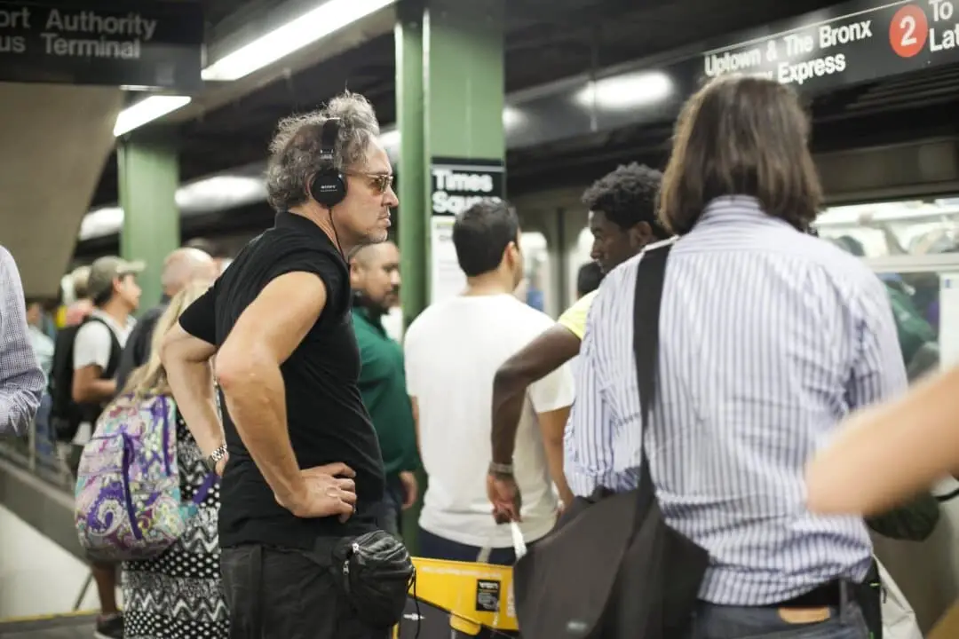Un hombre lleva auriculares en la estación de metro de Times Square en Manhattan, Nueva York, en una foto de archivo. Samira Bouaou/The Epoch Times