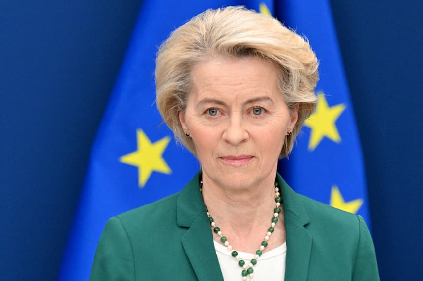La presidenta de la Comisión Europea, Ursula von der Leyen, observa durante una conferencia de prensa con el primer ministro de Noruega en la sede de la Comisión Europea en Bruselas el 7 de abril de 2025. (Nicolas Tucat/AFP vía Getty Images)
