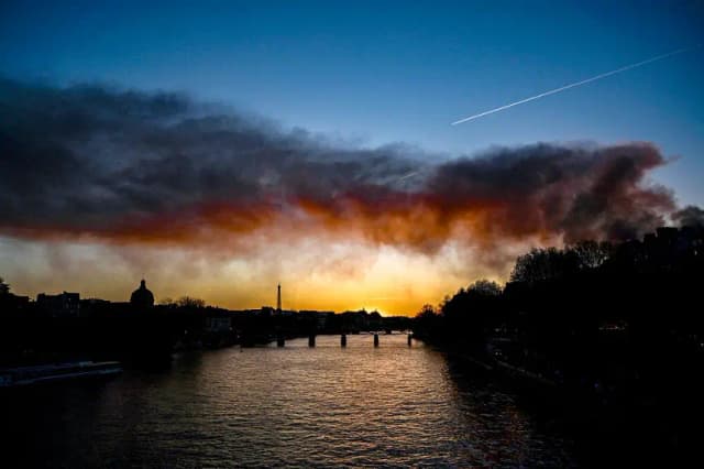 Un gran incendio llena de humo negro el norte de París