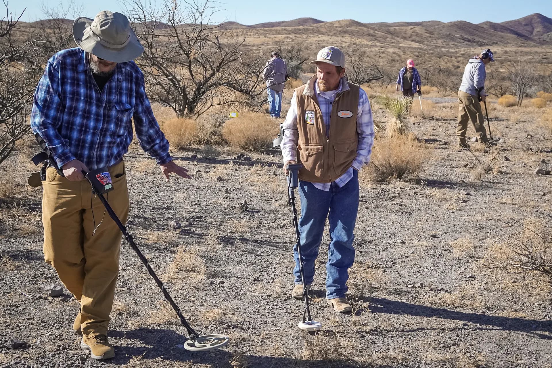 Miembros del club de detección de metales Desert Gold Diggers se dispersan mientras buscan un tesoro enterrado al sur de Tucson, Arizona, el 22 de marzo de 2025. Allan Stein/The Epoch Times