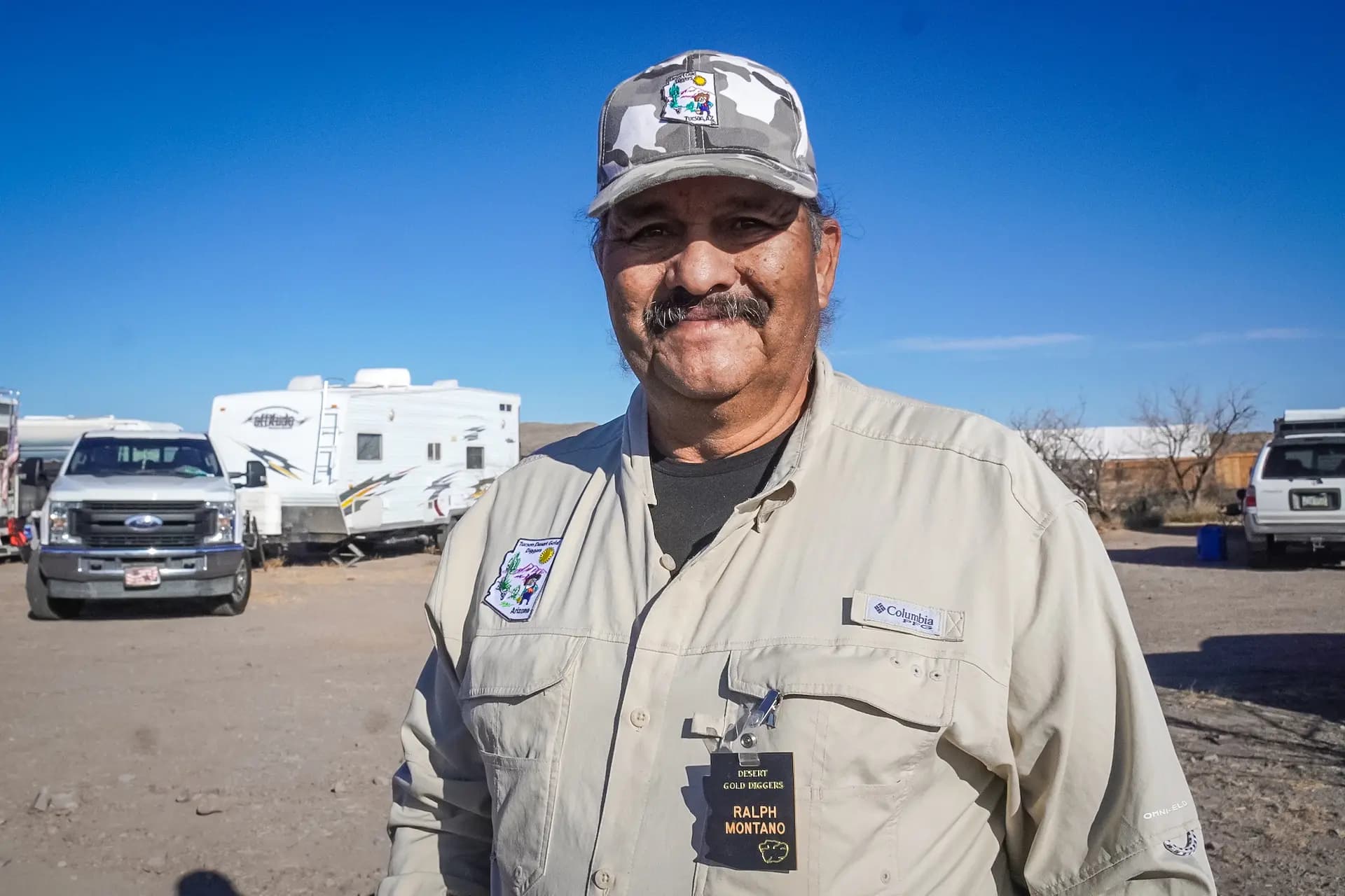 <em>Buscadores de oro del desierto El presidente Ralph Montano coordina la excursión anual de primavera del club de metales cerca de Tucson, Arizona, el 22 de marzo de 2025. Allan Stein/The Epoch Times</em>