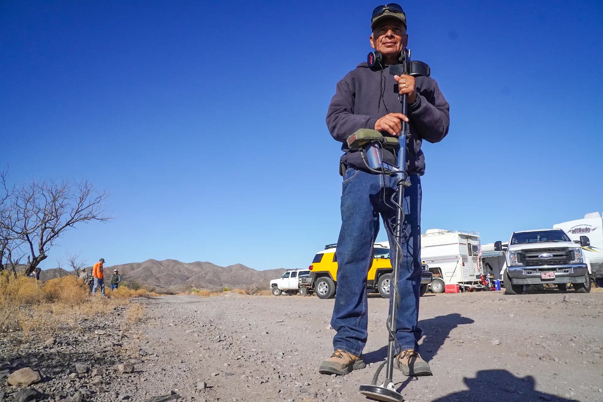 <em>José Lizarraga, miembro del club de detección de metales Desert Gold Diggers, posa con su Minelab Gold Monster 1000 cerca de Tucson, Arizona, el 22 de marzo de 2025. Allan Stein/The Epoch Times</em>
