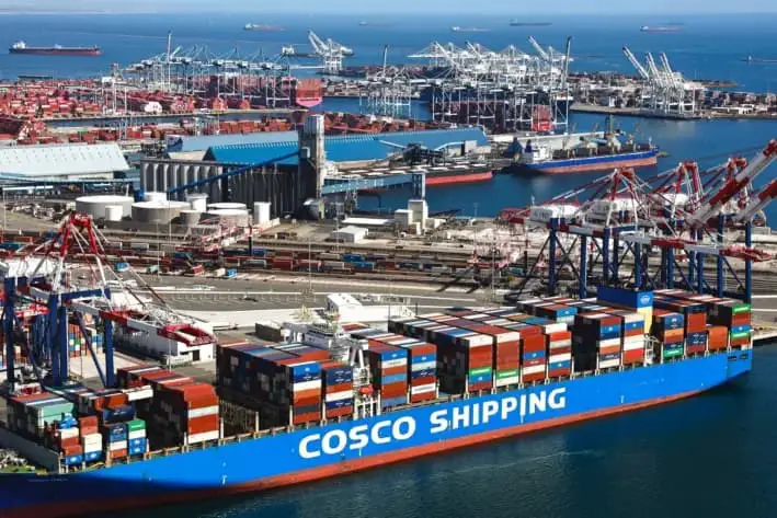 Vista aérea de un buque portacontenedores de Cosco Shipping, la naviera más grande de China, cargado con contenedores en el puerto de Long Beach, California, el 3 de abril de 2025. (Mario Tama/Getty Images)