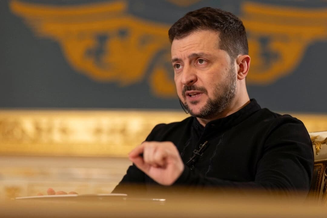 El presidente ucraniano Volodímir Zelenski habla durante una entrevista con Reuters, en Kiev, Ucrania, el 7 de febrero de 2025. (Valentyn Ogirenko/Reuters)
