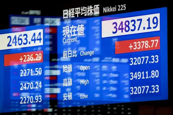 Un panel electrónico de cotización muestra los precios de las acciones en la Bolsa de Tokio, el 6 de agosto de 2024. (Kazuhiro Nogi/AFP vía Getty Images)