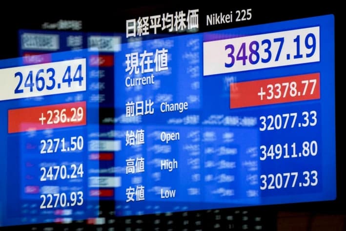 Un panel electrónico de cotización muestra los precios de las acciones en la Bolsa de Tokio, el 6 de agosto de 2024. (Kazuhiro Nogi/AFP vía Getty Images)