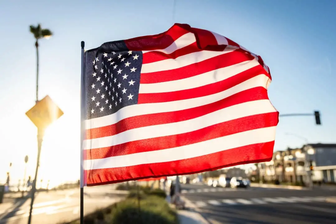 Una bandera estadounidense ondea en Huntington Beach, California, el 3 de julio de 2024. (John Fredricks/The Epoch Times).