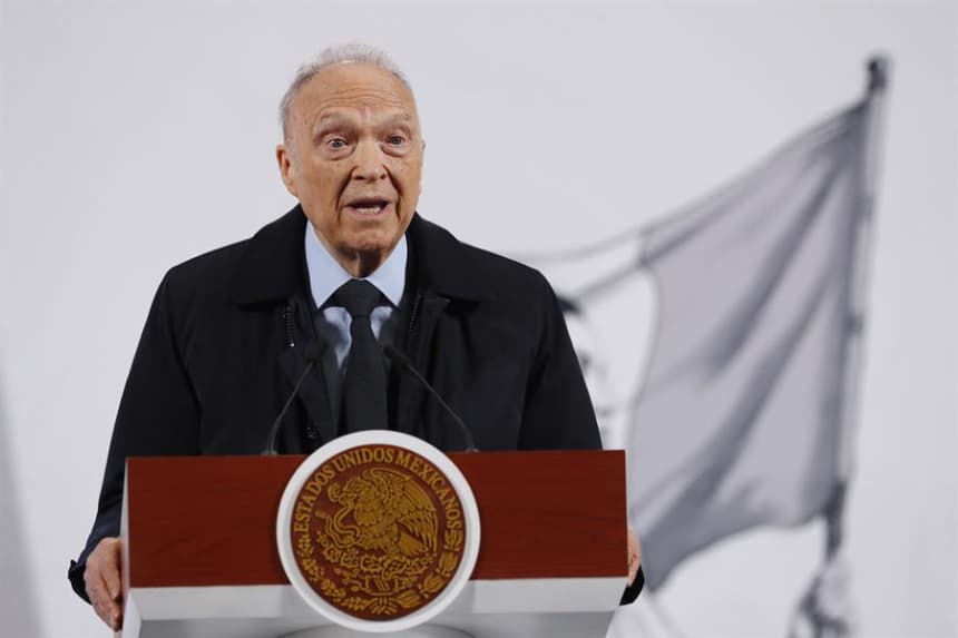 El fiscal general de la república de México, Alejandro Gertz Manero, participa el 8 de abril de 2025, durante una rueda de prensa de la presidenta de México, Claudia Sheinbaum, en Palacio Nacional de la Ciudad de México (México). EFE/Mario Guzmán