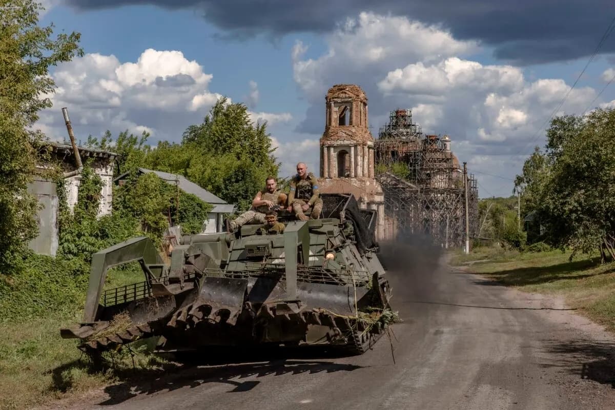 Un vehículo blindado ucraniano cerca de la frontera con Rusia en la región ucraniana de Sumy el 14 de agosto de 2024. (Roman Pilipey/AFP a través de Getty Images)