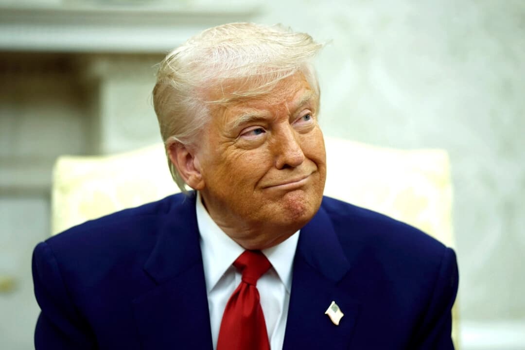 El presidente Donald Trump responde a la pregunta de un periodista durante una reunión con el primer ministro israelí Benjamin Netanyahu en el Despacho Oval de la Casa Blanca en Washington el 7 de abril de 2025. (Kevin Dietsch/Getty Images)