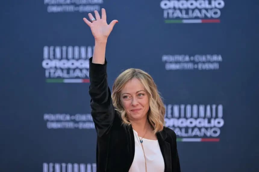 La primera ministra italiana, Giorgia Meloni, saluda a sus simpatizantes a su llegada al mitin político de Atreju, organizado por los jóvenes militantes del partido de derecha italiano Hermanos de Italia (Fratelli d'Italia), el 16 de diciembre de 2023 en el Castillo de Sant'Angelo, Roma. (Andreas Solaro/AFP vía Getty Images)