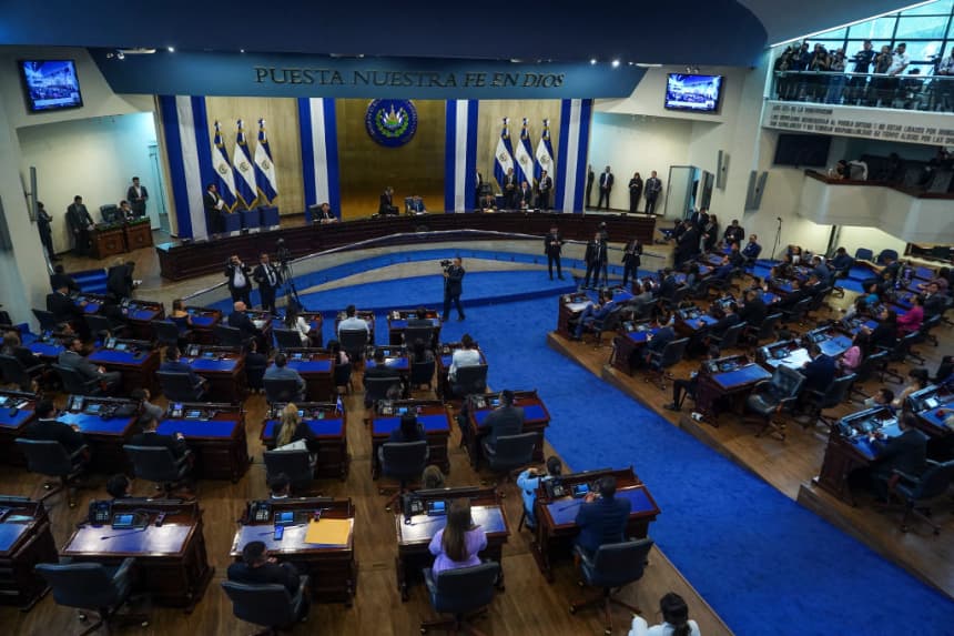 Diputados votan durante la sesión inaugural de la Asamblea Legislativa en San Salvador (El Salvador) el 1 de mayo de 2024. (Camilo Freeman/AFP vía Getty Images)