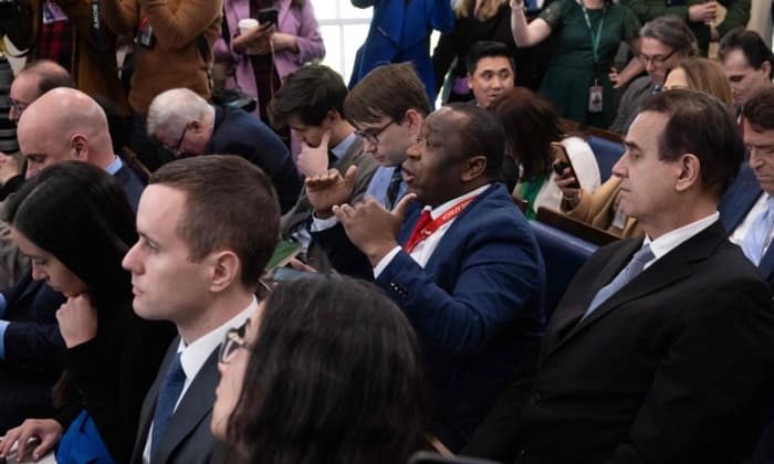 El reportero de Today News Africa, Simon Ateba (centro), interrumpe a la secretaria de prensa de la Casa Blanca, Karine Jean-Pierre (no aparece en la foto), quien inicia la rueda de prensa diaria en la Sala Brady de Prensa de la Casa Blanca, en Washington, el 20 de marzo de 2023. (Saul Loeb/AFP vía Getty Images)